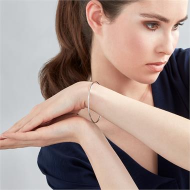 18ct White Gold Classic Round Bangle thumbnail