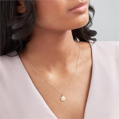 18ct Yellow Gold Shell Design Necklace thumbnail