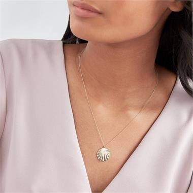 18ct Yellow Gold Shell Design Necklace thumbnail