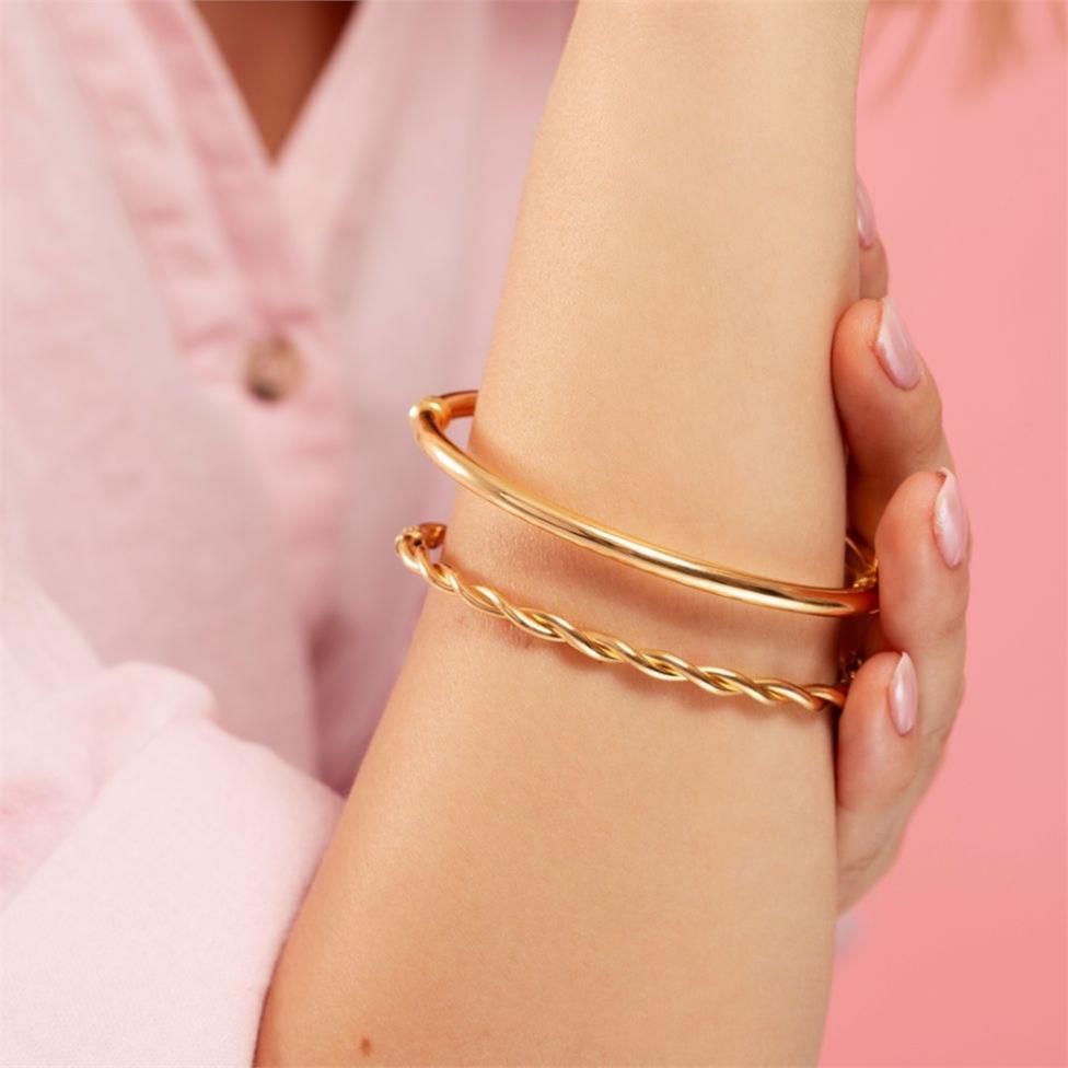 18ct Yellow Gold Twist Oval Bangle Thumbnail Image 1