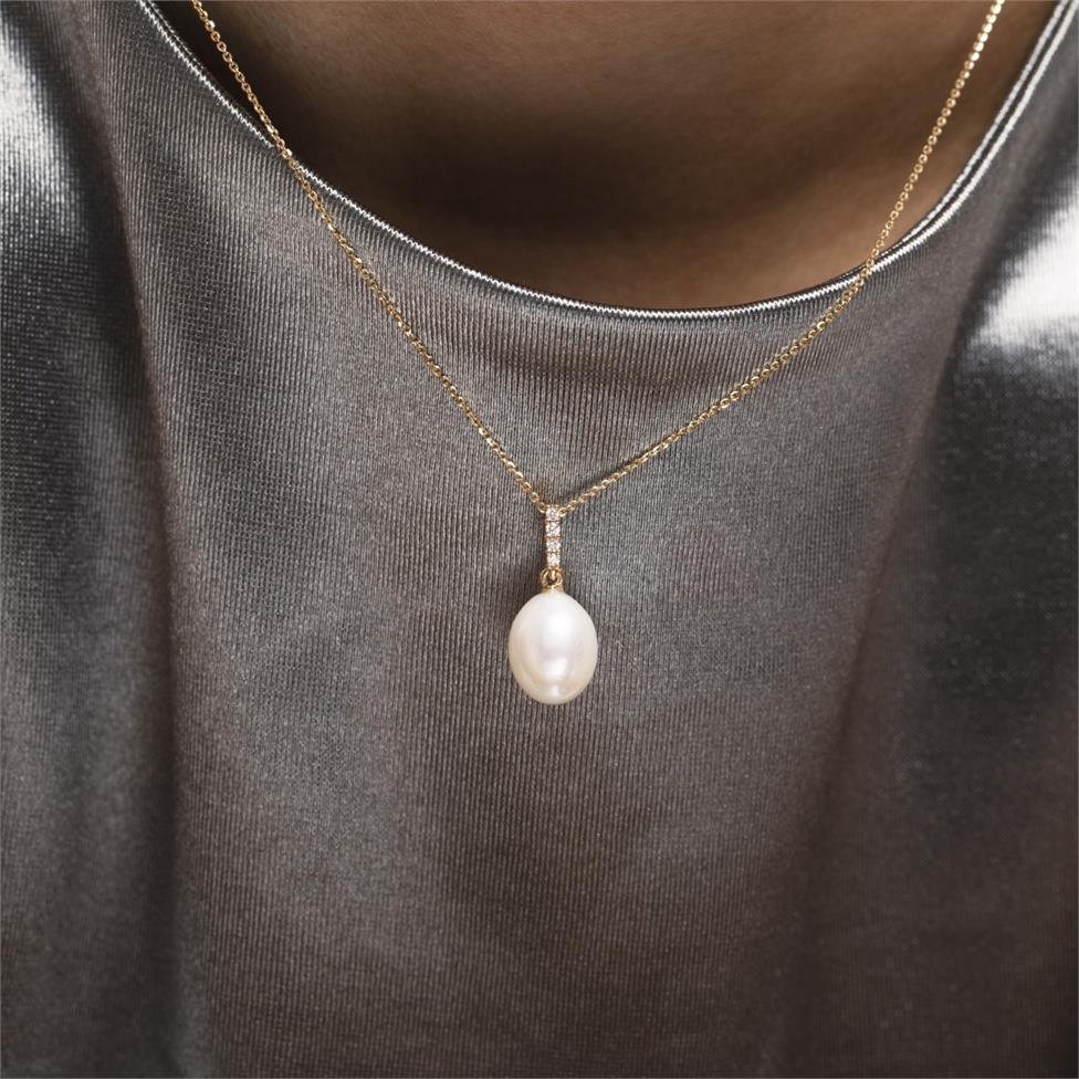 18ct Yellow Gold Freshwater Pearl and Diamond Pendant Thumbnail Image 1