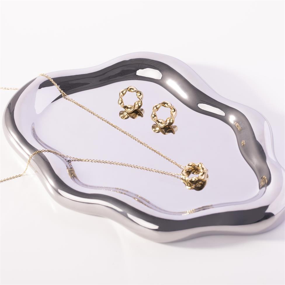 Aira 18ct Yellow Gold Twisted Circle Necklace Thumbnail Image 3