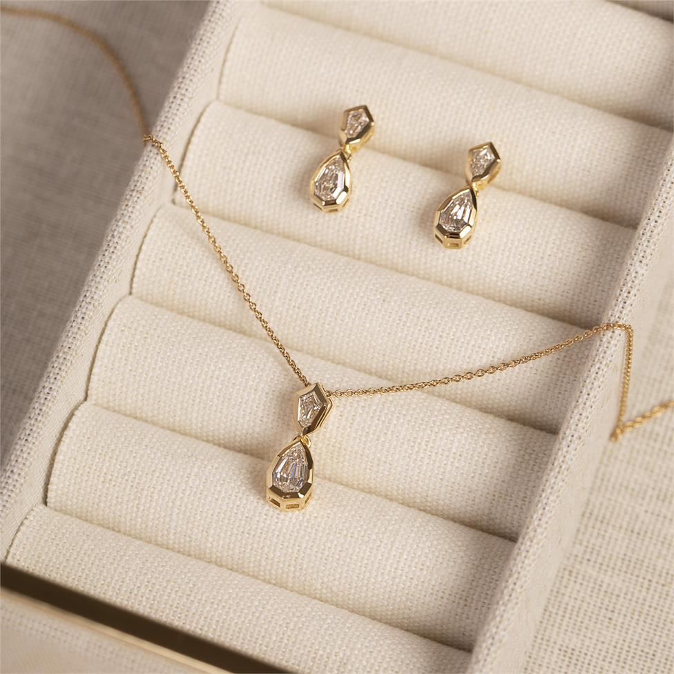 18ct Yellow Gold Geo Cut Pear Diamond Necklace Thumbnail Image 3